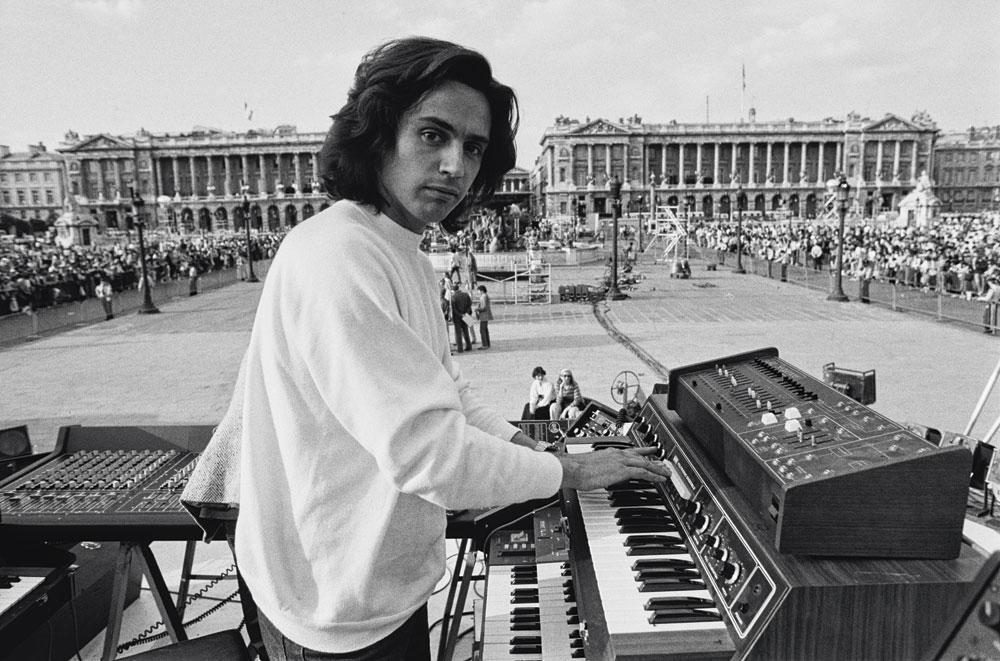 Le 14 juillet 1979, Jean-Michel Jarre se produit place de la Concorde, à Paris. Un concert barnumesque de plus.