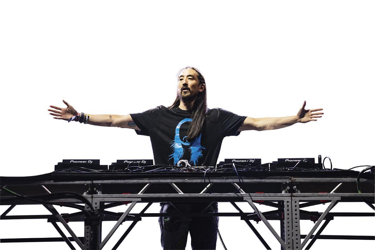 Steve Aoki fut le premier, en 2014, à diffuser un DJ set live sur Twitch.