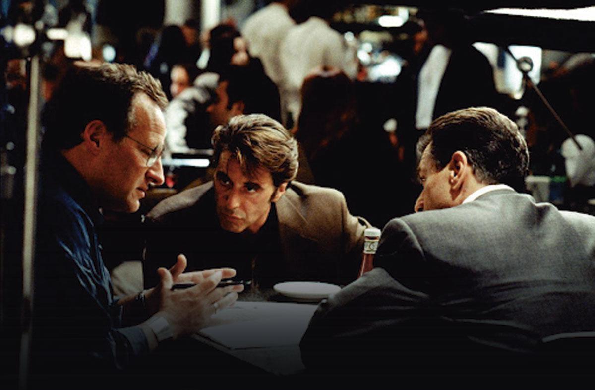 Michael Mann avec Al Pacino et Robert De Niro sur le tournage de Heat (1996)...