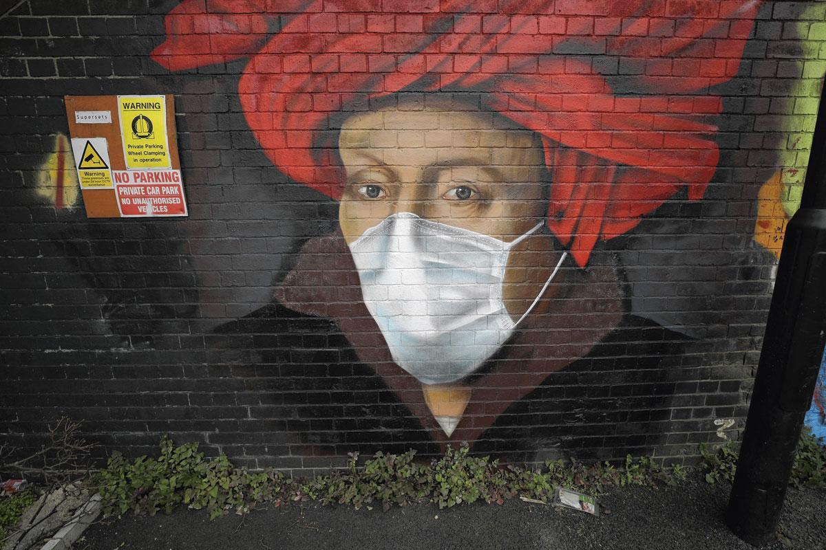 Précautions sanitaires pour le fameux Homme au turban rouge, probable autoportrait de Van Eyck, exécuté de main de maître à Londres par le muraliste Lionel Stanhope.