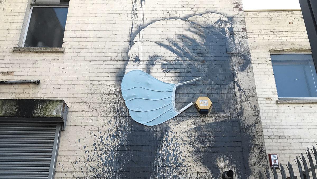 Fin avril, un masque géant a été posé sur un pastiche de Vermeer signé par Banksy en 2014. Une manière de dénoncer les pénuries en matière de protections individuelles