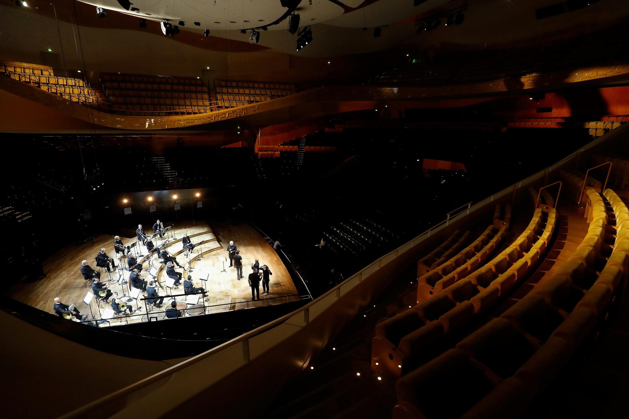 Des musiciens de l'Orchestre de Paris se produisent dans la salle 'Pierre Boulez' vide de la Philharmonie de Paris, lors d'une répétition avant un concert diffusé en direct sur la chaîne de télévision franco-allemande 'Arte' et sur Internet, le 27 mai 2020.