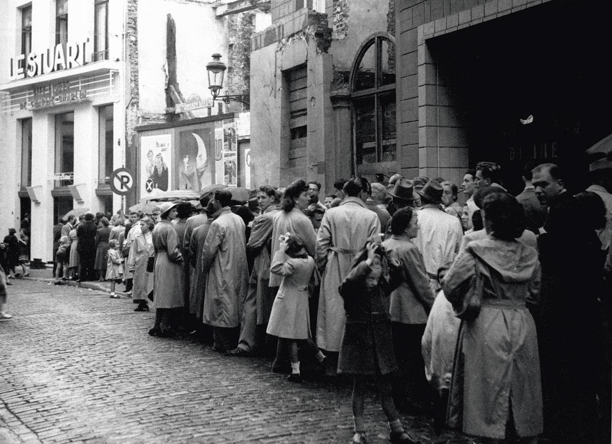 La file devant le Stuart, à la rue des Bouchers, dans les années 50.