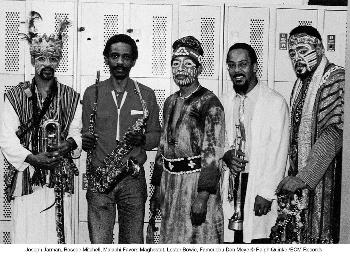 Rattachés à l'AACM (Association for the Advancement of Creative Musicians), les musiciens de l'Art ensemble of Chicago combinent avant-garde musicale, réflexion politique et afrocentrisme.