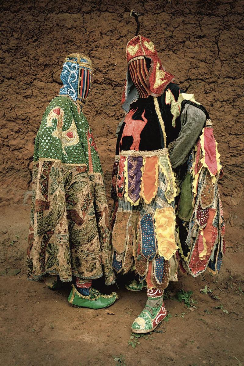 Photographe originaire du Bénin, Leonce Raphael Agbodjelou navigue entre le temps présent, à l'instar de sa série sur les culturistes, et la tradition (ici, des mascarades représentant les ancêtres divins des personnes de langue yoruba).