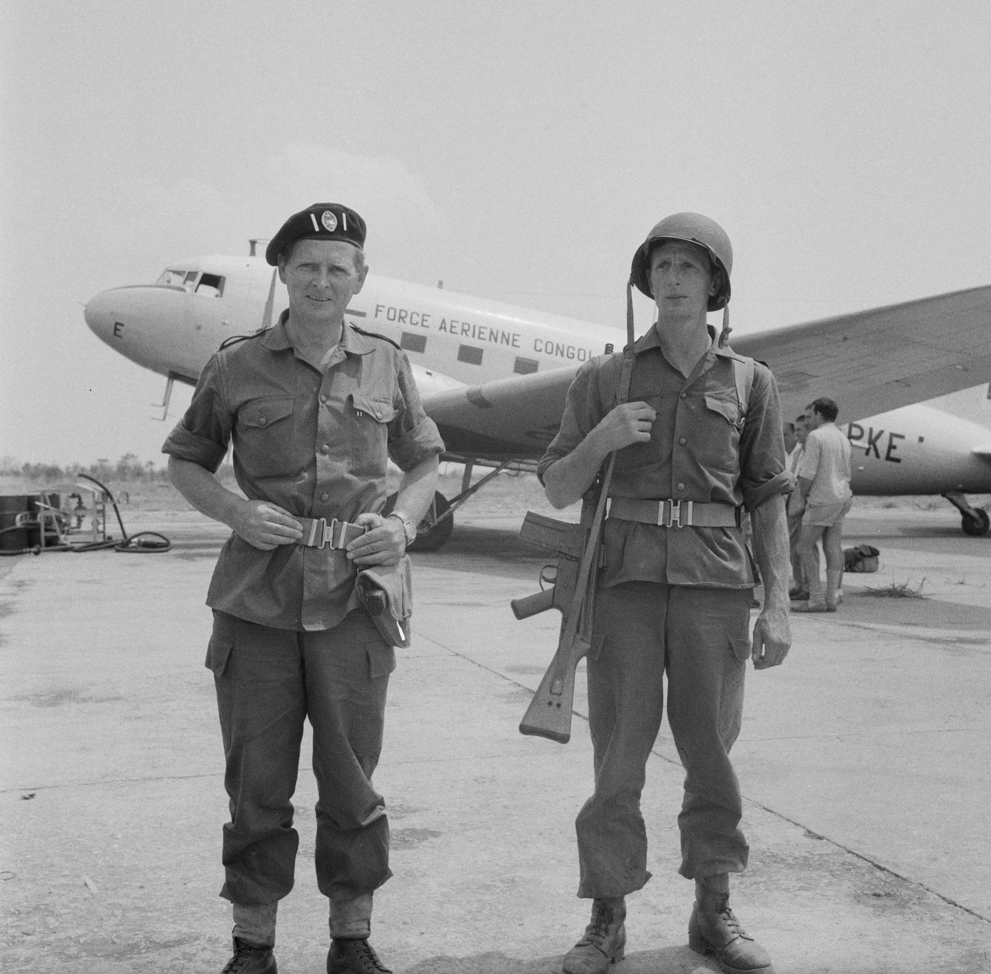 Mike Hoare en 1964 (à gauche)