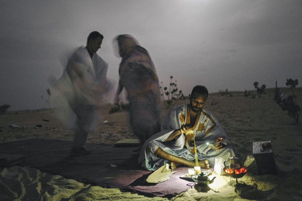 En Mauritanie, il est difficile de trouver des lieux de mixité. Les jeunes se retrouvent dans les dunes de sable à quelques kilomètres de Nouakchott, la capitale, profitant de la pénombre pour être à l'abri du regard de la police.