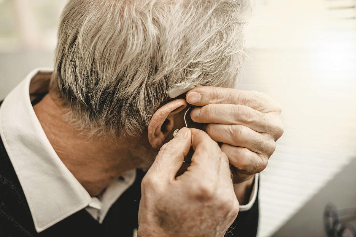La perte d'audition liée à l'âge peut être efficacement compensée par le port d'un appareil qui se porte dans ou derrière l'oreille et qui agit comme un haut-parleur, en amplifiant les sons que nous n'entendons plus.