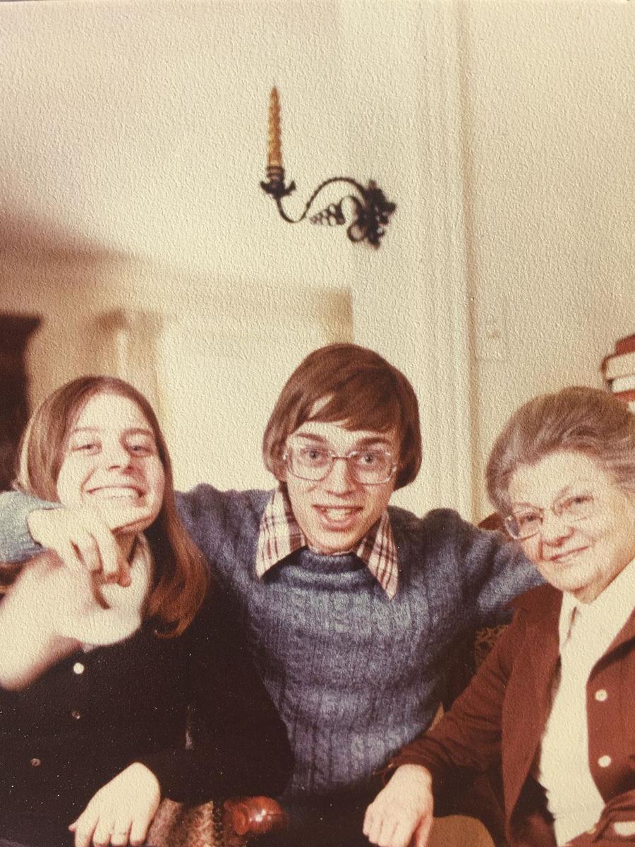 Jean Hermesse, entre son épouse, Cécile, et Miss Lily Nutt à Ann Arbor (Michigan), pour les études.