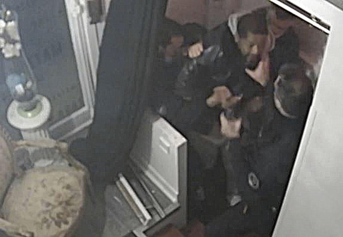 Des images accablantes pour les policiers qui ont agressé le producteur de musique parisien.