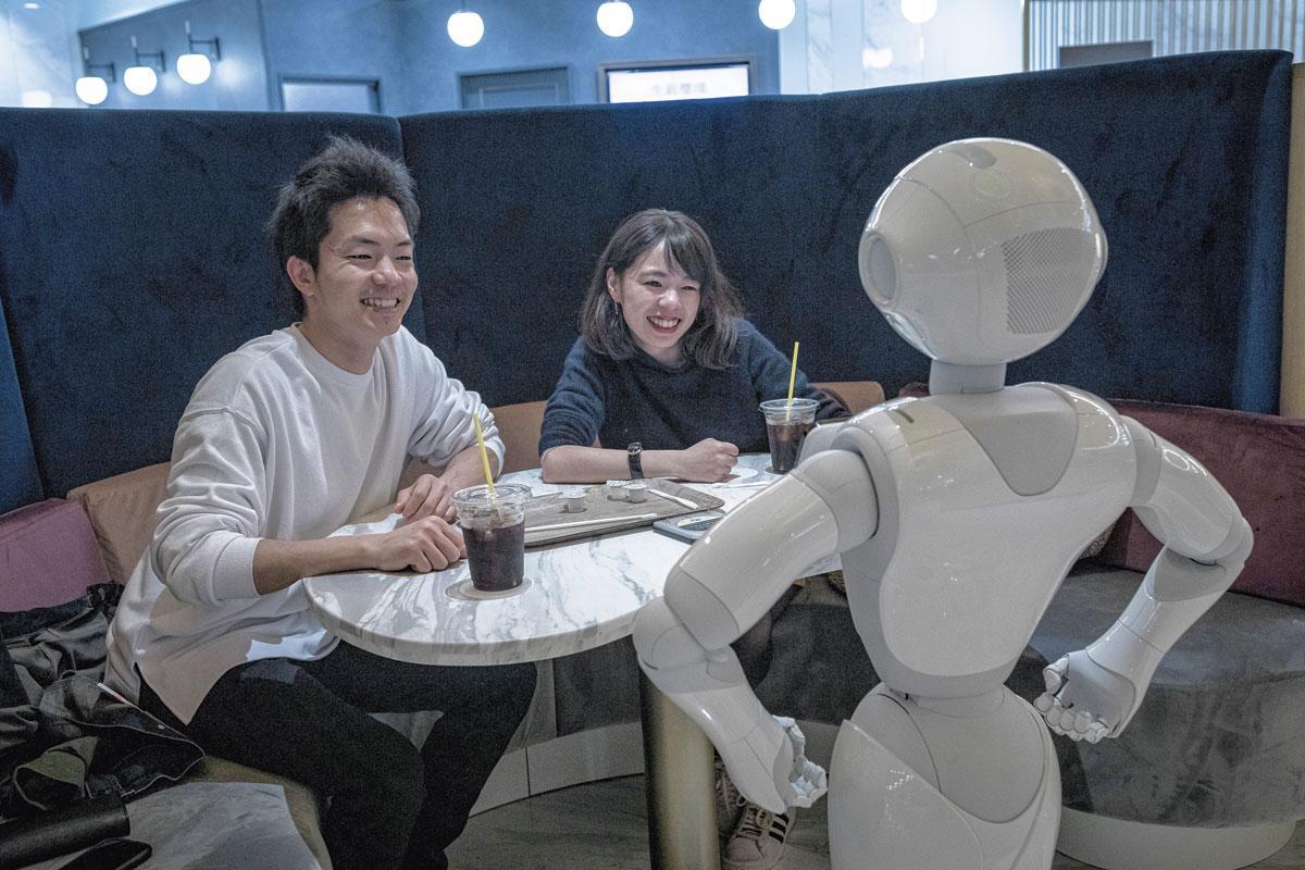 Au Pepper Parlor, un restaurant branché, plusieurs robots-jouets sont présents en salle et au comptoir et aident le client à passer sa commande.