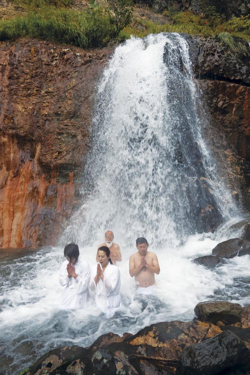 Dans les montagnes sacrées de Dewa Sanzan, au Japon, Maître Hoshino immerge ses élèves dans la nature pour qu'ils reprennent contact avec eux-mêmes. Le choc de l'eau glacée est un passage initiatique vers une nouvelle naissance.