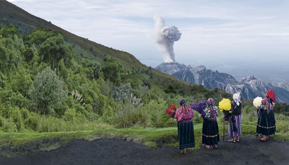 Au Guatemala, quatre femmes guides spirituelles mayas réalisent un rituel chamanique face au jeune volcan Santiaguito, craint pour son intense activité.