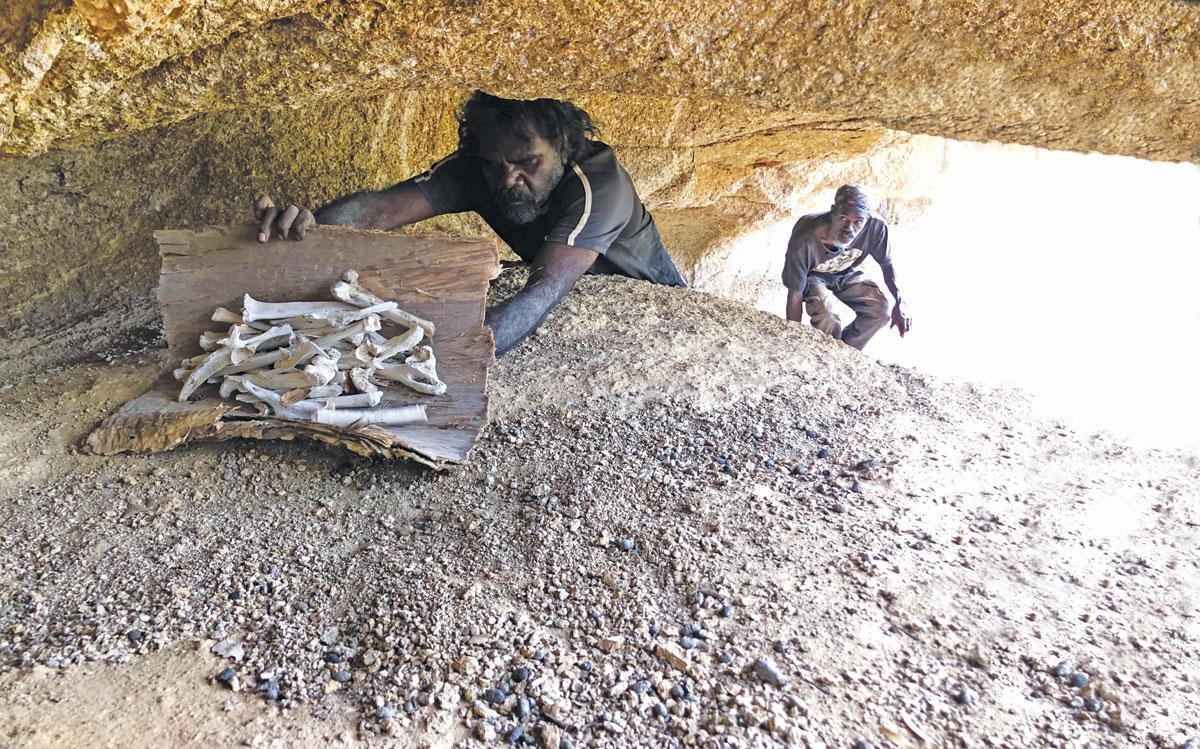 Lance Sullivan, chamane des Aborigènes du Queensland (Australie), pénètre dans la grotte où sont déposés les ossements de son grand-père, qui lui a transmis ses savoirs de guérisseur.