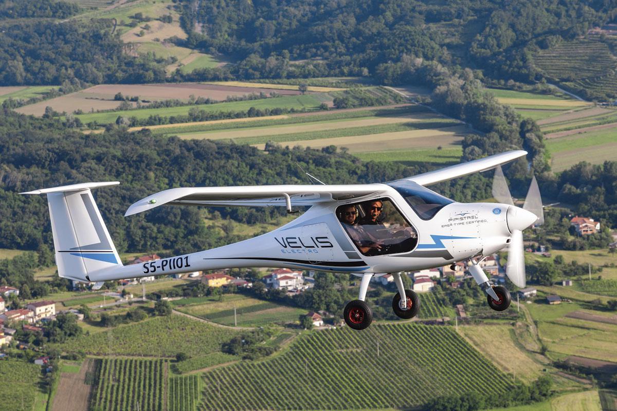 Le Velis Electro, biplace à hélice, est le premier avion électrique homologué. Une heure de vol coûte 0,9 euro contre 18 euros pour un avion conventionnel équivalent.