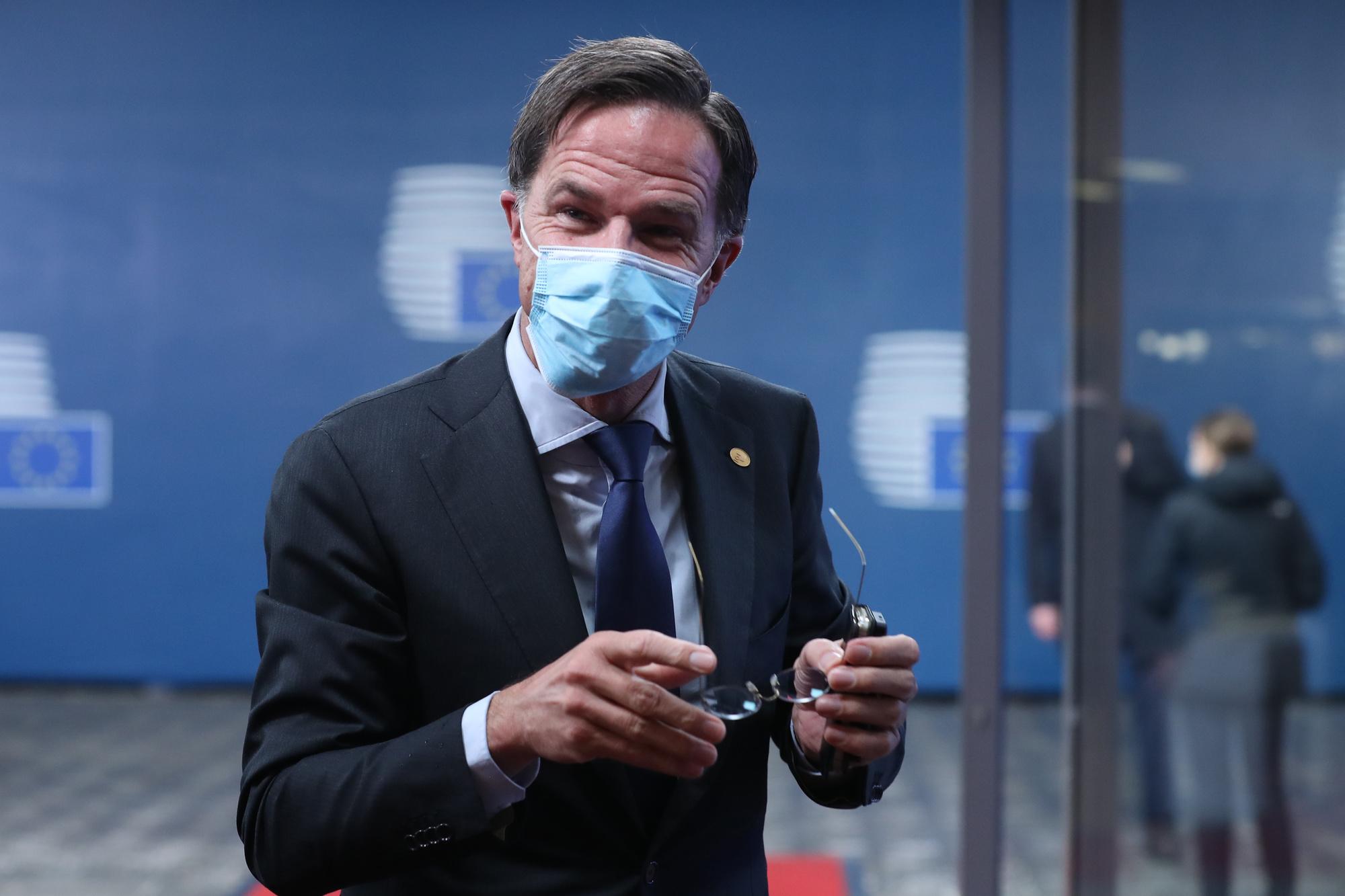 Face à l'explosion des cas, le Premier ministre Mark Rutte a demandé à ses concitoyens de se couvrir le nez et la bouche 