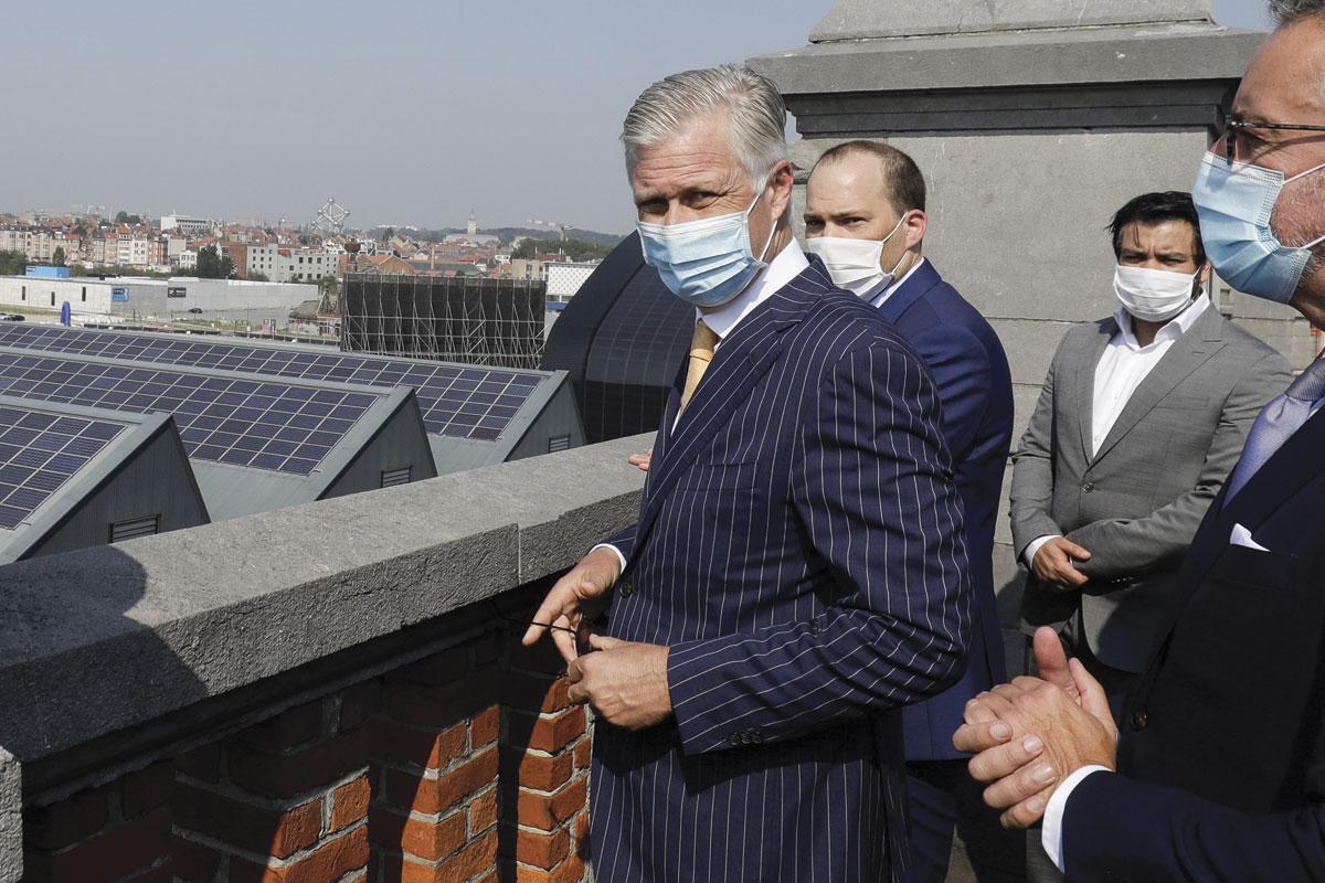 Le roi Philippe visitant la plus grande centrale solaire dans la Région bruxelloise, située sur le toit de la Gare maritime, à Tour & Taxis.