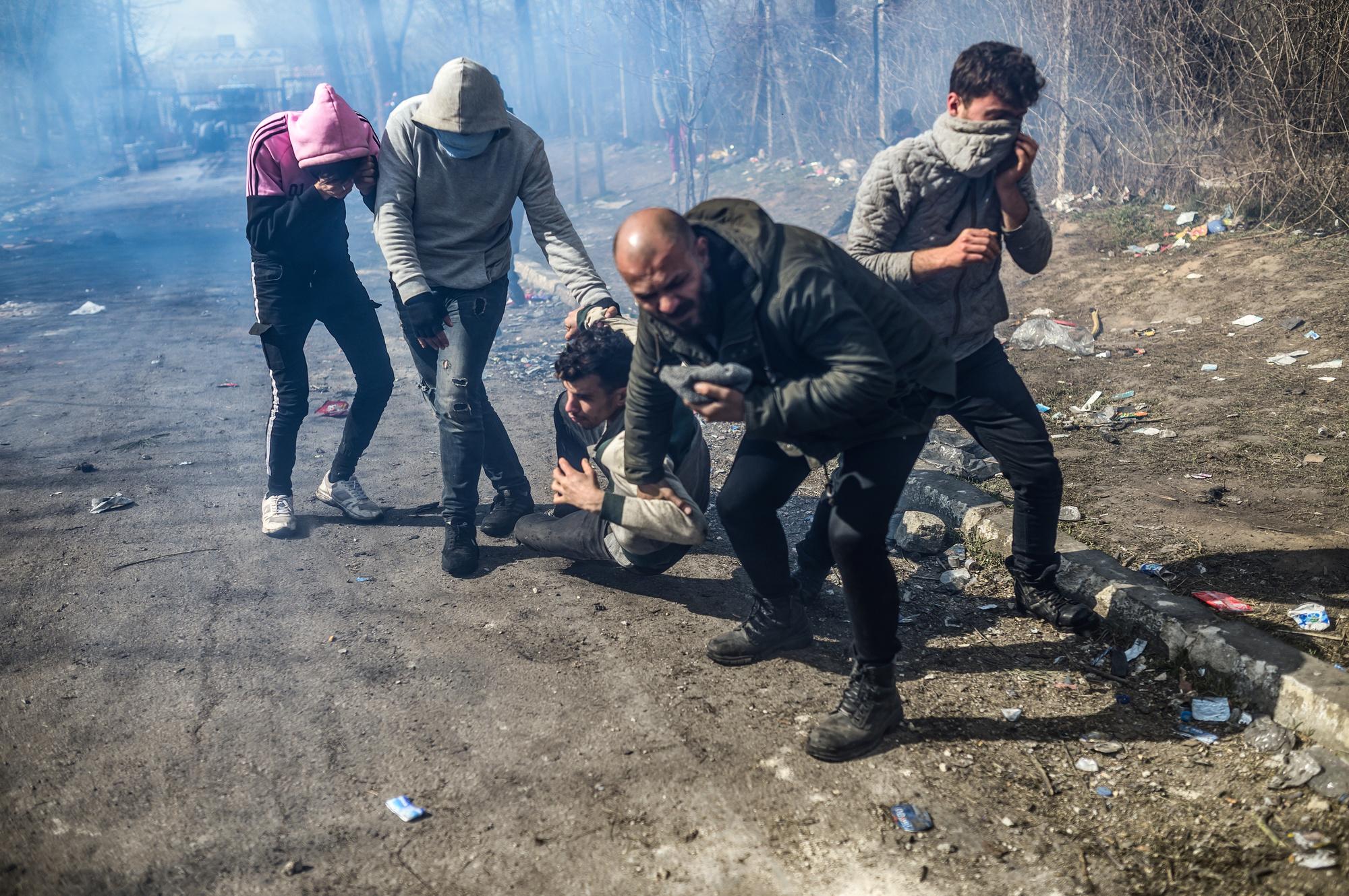 Des migrants fuient les gaz lacrymogènes tirés par la police à la frontière grecque.