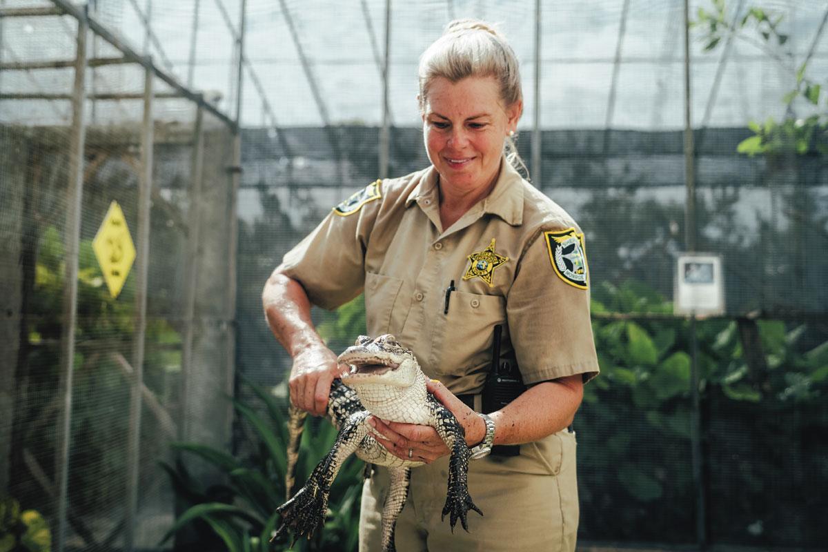 Jeanne Selander supervise le travail des détenus mais participe, elle aussi, activement au projet, en prenant soin des reptiles et autres pensionnaires du zoo.