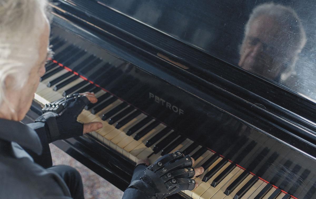 MUSIQUE, MAESTRO - Le 29 janvier, João Carlos Martins, 79 ans, rejoue au piano pour la première fois depuis 1998. Il en pleure de bonheur. Le grand pianiste brésilien était privé de clavier à la suite d'une dégénérescence neurologique ayant provoqué la paralysie progressive des mains. Une paire de gants 