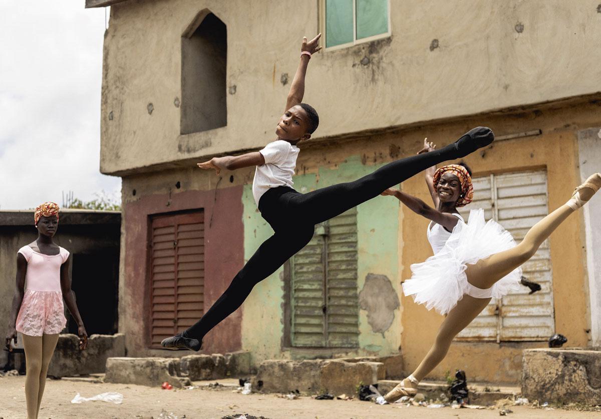 CONTE DE FÉES - Le 3 juillet, à Lagos, Anthony Mmesoma Madu, 11 ans, danse devant la boutique de sa mère. Une de ses vidéos d'entrechats, postée dix jours plus tôt sur les réseaux sociaux, filmé sous la pluie, en short et pieds nus, dans la même rue d'un quartier pauvre de la capitale nigériane, a été vue plus de vingt millions de fois. L'actrice et chanteuse anglaise Cynthia Erivo envoie la scène au prestigieux American Ballet Theater, à New York. Qui accorde à Anthony une bourse d'études pour 2021. Le jeune prodige suivra les cours à distance, depuis chez lui. C'est son formateur, Daniel Ajala, fondateur fin 2017 à Lagos de la Leap of Dance Academy, dont l'accès est gratuit, qui avait eu l'idée des vidéos. Depuis, l'école a reçu des dons et peut offrir des dortoirs à ses douze élèves, âgés de 6 à 15 ans.