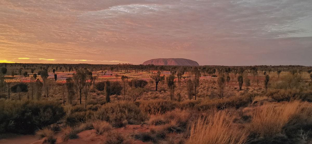 SACRÉ ABSOLU - Le 24 septembre, Google Street View supprime ses images du site d'Uluru, dans le centre de l'Australie, où trône le mont rouge Ayers Rock. C'est Parks Australia, qui administre les parcs naturels australiens, qui avait demandé le retrait des photos (celle-ci date de mars 2019). Pour les Anangu, l'un des peuples aborigènes d'Océanie, le site et le mont, dont ils sont propriétaires traditionnels, sont sacrés. Mais des hordes de visiteurs les prenaient d'assaut, sans trêve. Jusqu'à leur fermeture définitive au tourisme fin octobre 2019, prolongée désormais par l'impossibilité de les arpenter virtuellement. Chaque fois selon les voeux des Anangu.