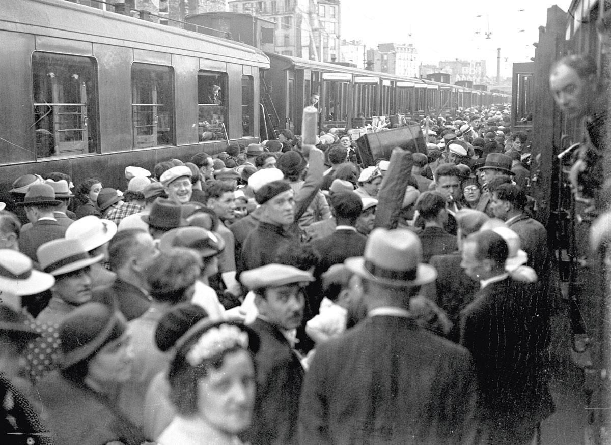Gare Montparnasse, à Paris, mai 1940 : en masse et en désordre, les civils fuient devant l'avancée des troupes allemandes.