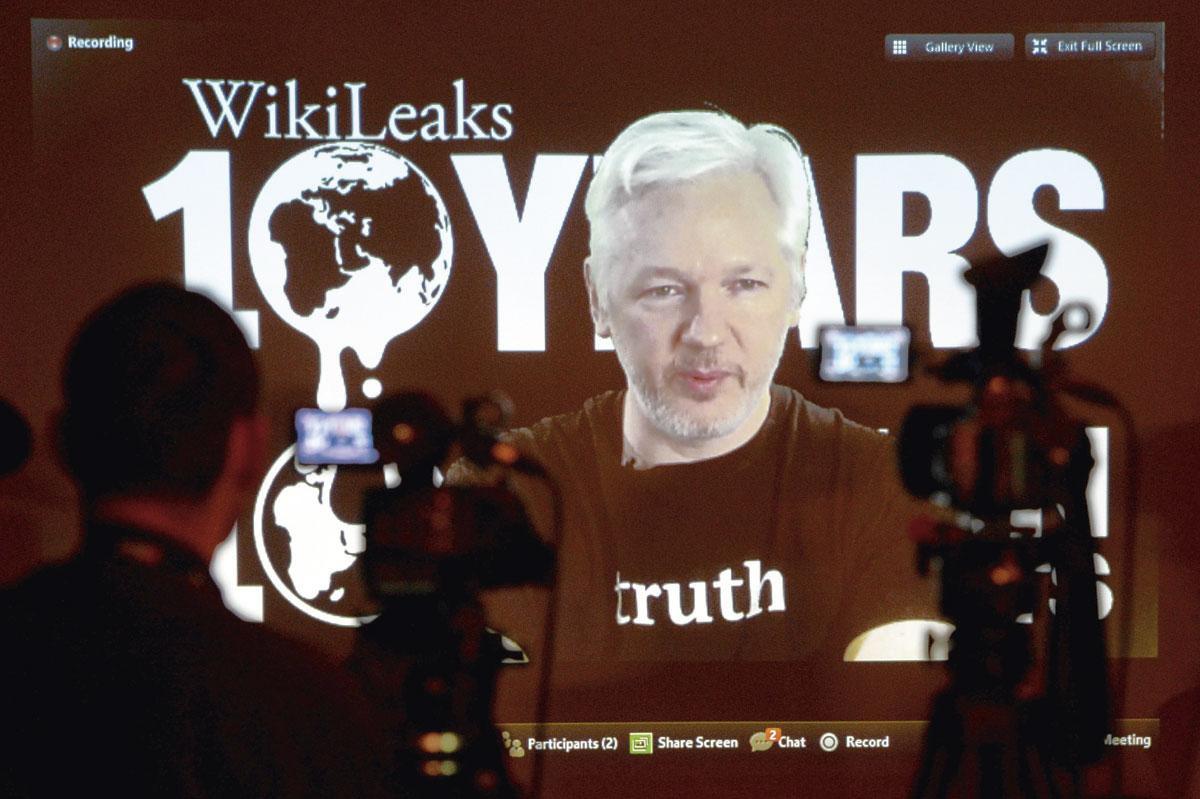 Alain Damasio n'adhère pas à la vision de Julian Assange, fondateur de Wikileaks, selon laquelle la transparence pure est fondamentalement émancipatrice.