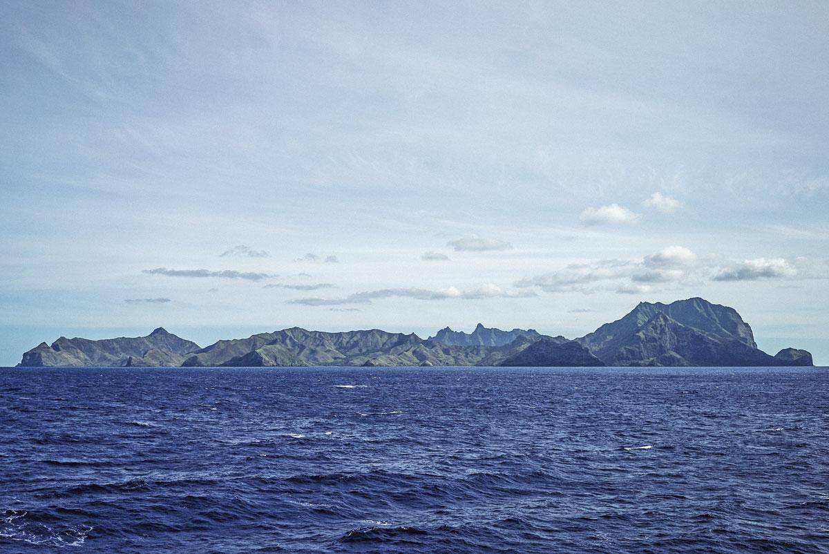 Située dans l'archipel des Australes, Rapa Iti a été découverte en 1791 par George Vancouver. Elle n'est accessible que par la mer et l'île habitée la plus proche est à 500 kilomètres, soit deux jours de bateau.