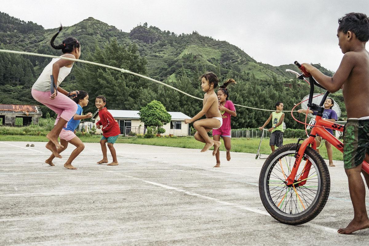 Un terrain de sport sert d'aire de jeux principale aux plus jeunes enfants de l'île qui, la majeure partie de l'année, sont seuls avec les adultes. Dès 10 ans, ils quittent Rapa pour étudier sur l'île de Tubuai à 700 kilomètres de là.