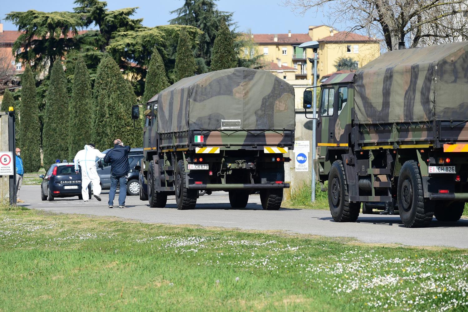 Camions militaires transportant des cercueil de Bologne à Bergame