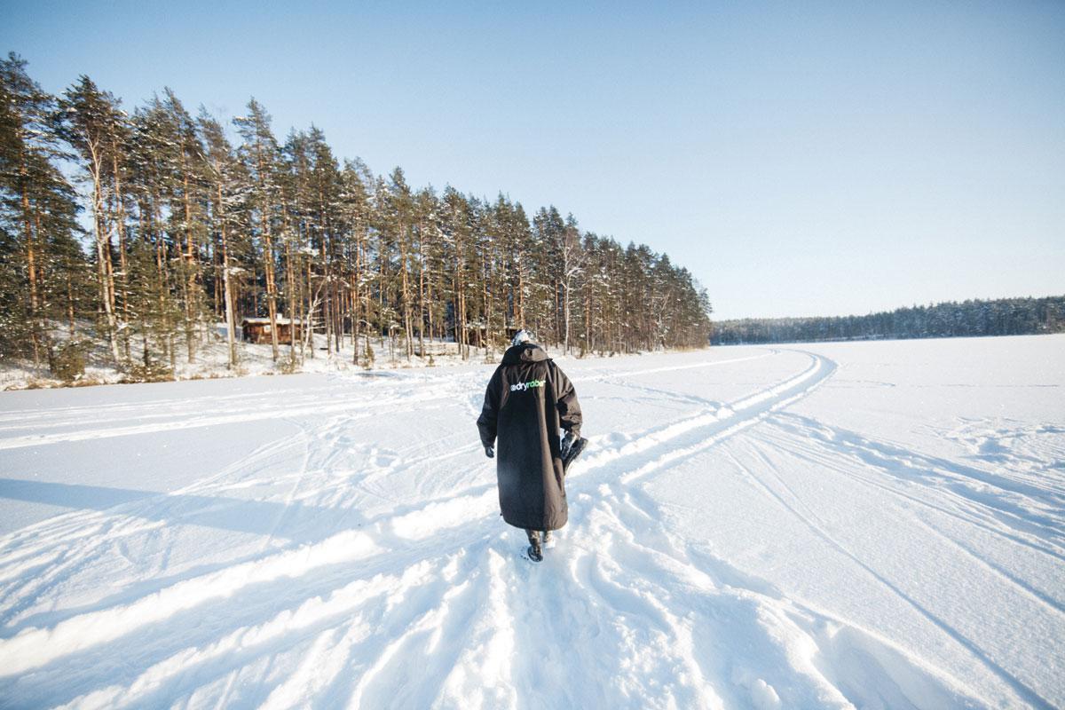 Johanna Nordblad rejoint sa cabane après une plongée dans le lac Sonnanen, situé à 170 kilomètres d'Helsinki.