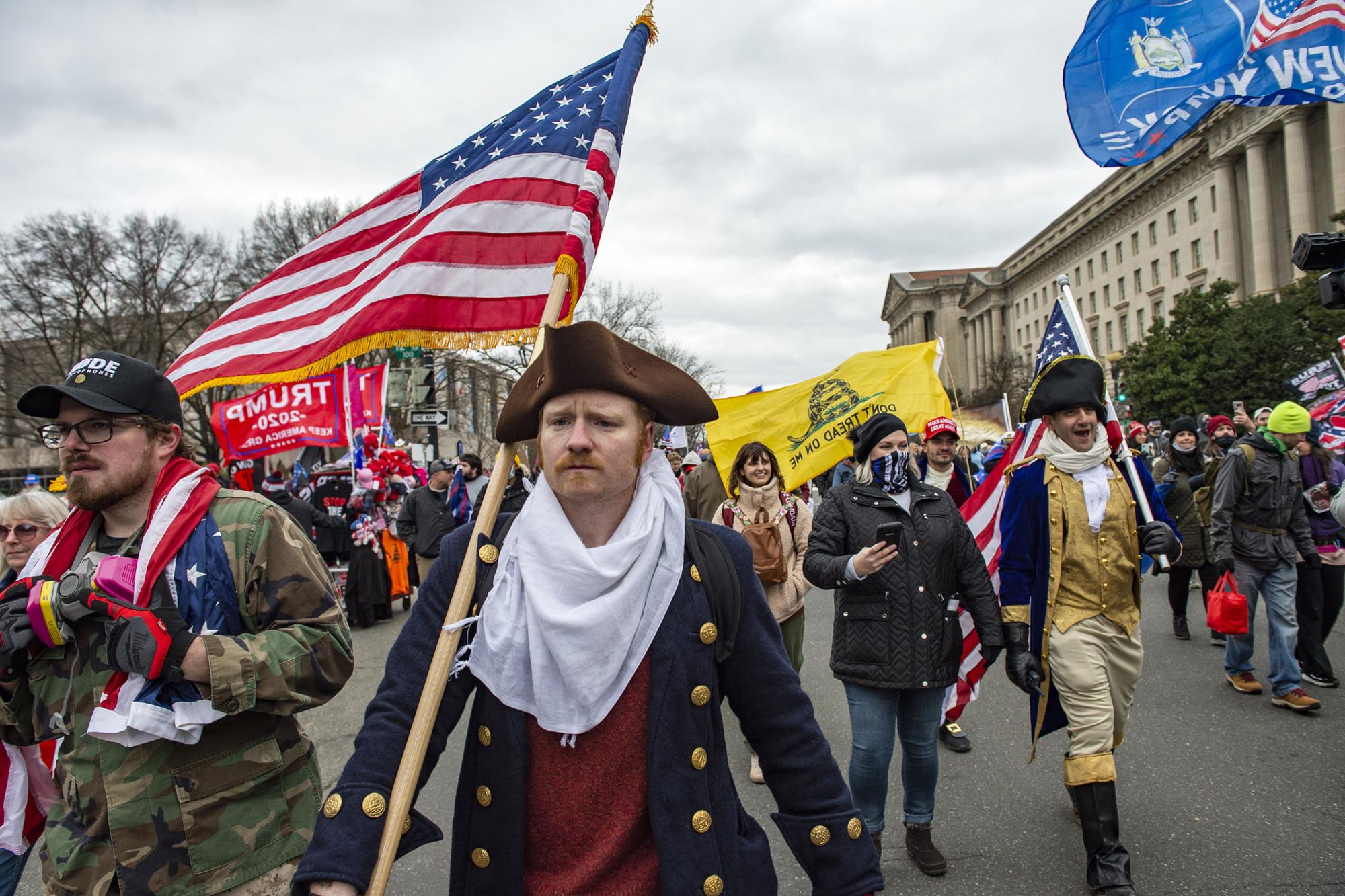 Drapeaux et costumes : décryptage des symboles aperçus lors de l'invasion du capitole aux USA