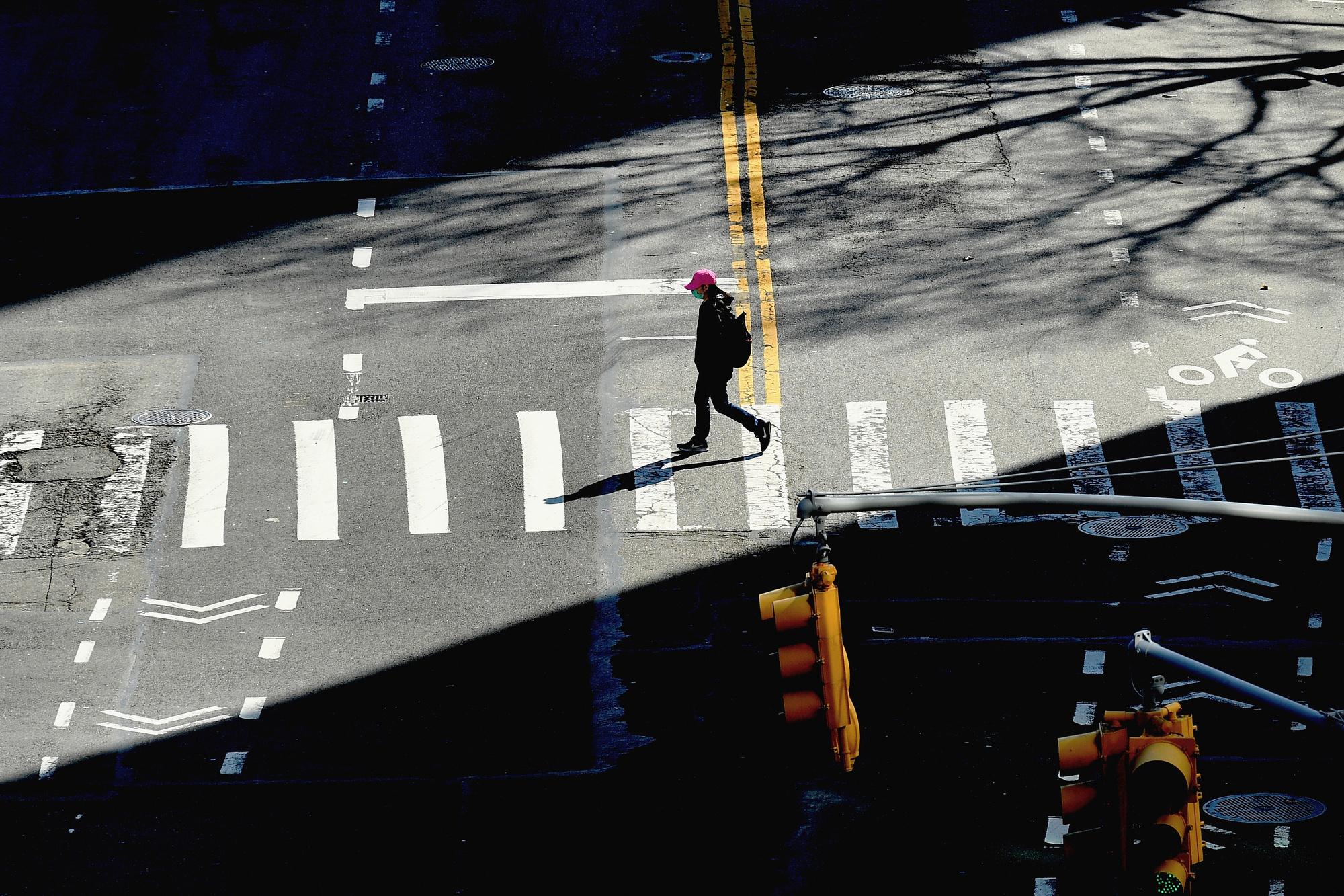 Une personne traversant la rue à New York.