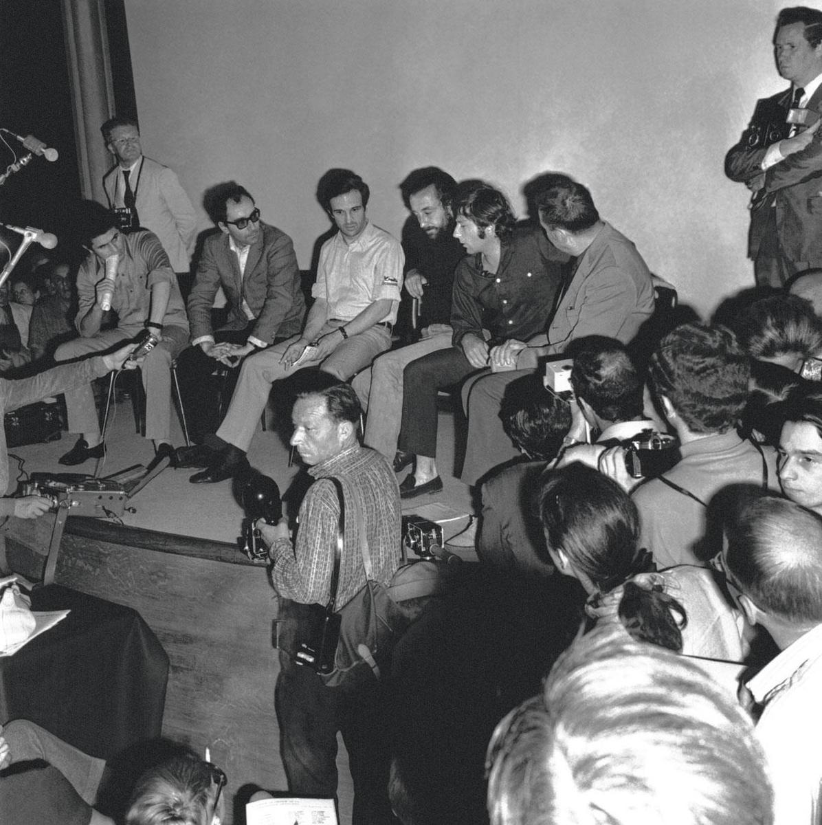 Claude Lelouch, Jean-Luc Godard, François Truffaut, Louis Malle et Roman Polanski sont en grève par solidarité avec les étudiants français lors du Festival de Cannes, en 1968.