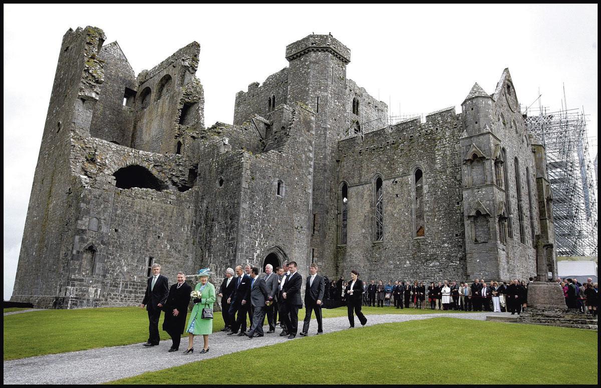 En 2011, Elizabeth II effectue une visite historique en Irlande, nonante ans après la création de la république.