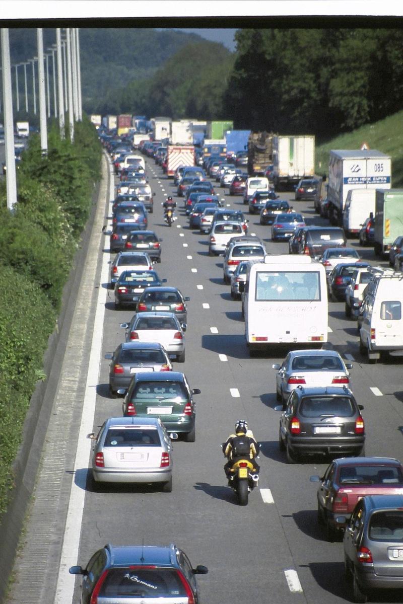 Une moto ou un scooter peut remonter les files si la vitesse de la file est inférieure à 50 km/h.