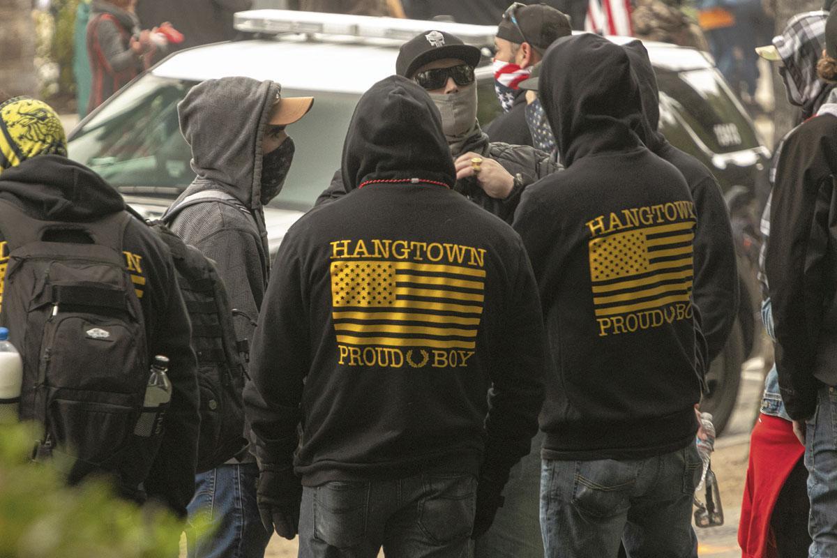 Lors de la prise d'assaut du Capitole, un membre du groupe d'extrême droite des Proud Boys que Donald Trump avait appelés à se tenir prêt.