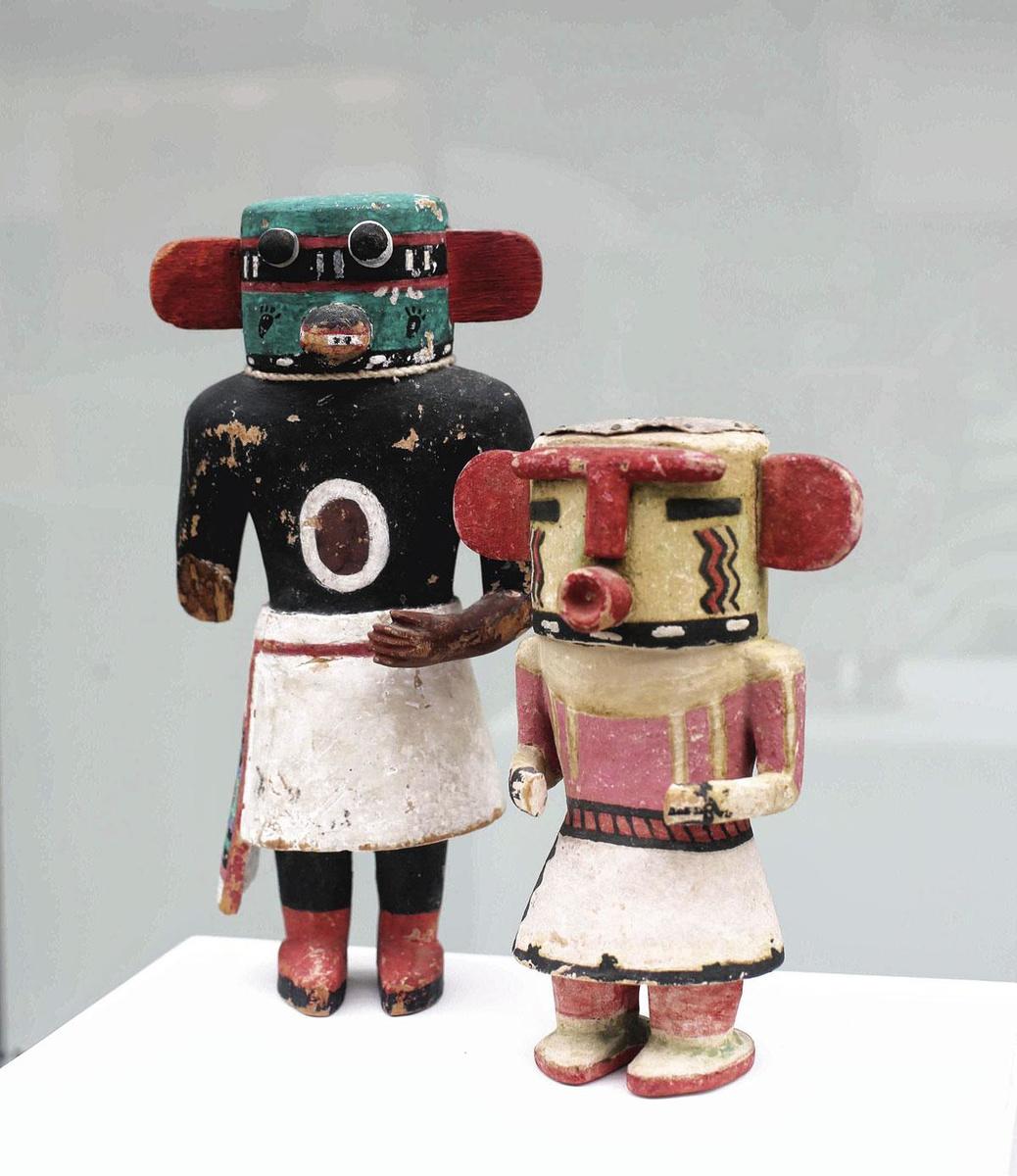 Polyvalente, la jeune entrepreneuse déniche aussi pour les amateurs des pièces plus historiques, comme ces poupées amérindiennes kachinas datées du début du xxe siècle.