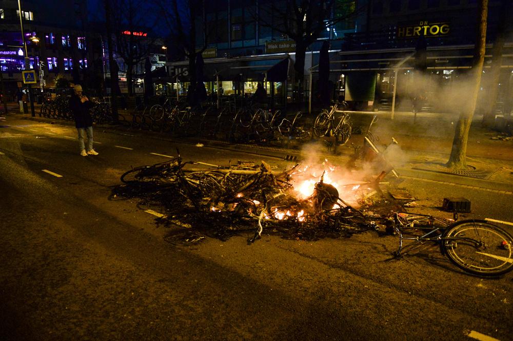 Émeutes aux Pays-Bas contre le couvre-feu : l'extrême droite mise en cause