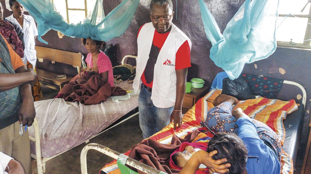 Le Dr Tshiula Lubanga au chevet de malades : 