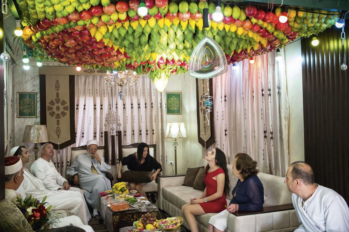 Pendant Soukkot, le grand prêtre accueille de nombreux visiteurs, y compris des Palestiniens, des Israéliens et des représentants la colonie juive voisine. Tous admirent sa Souccah, un plateau de fruits colorés suspendu au plafond. On en retrouve une dans chaque maison.