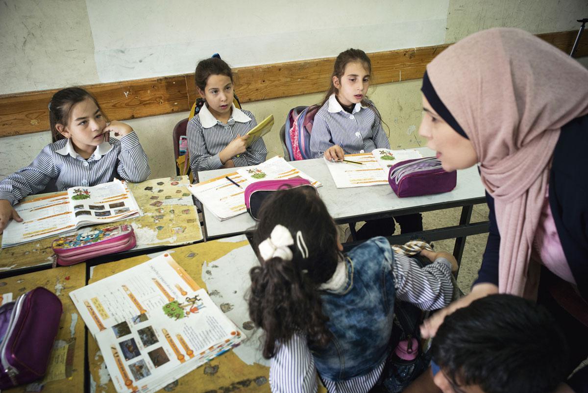 L'école primaire est gérée et financée par l'Autorité palestinienne et la communauté des Samaritains. On y enseigne en langue arabe.