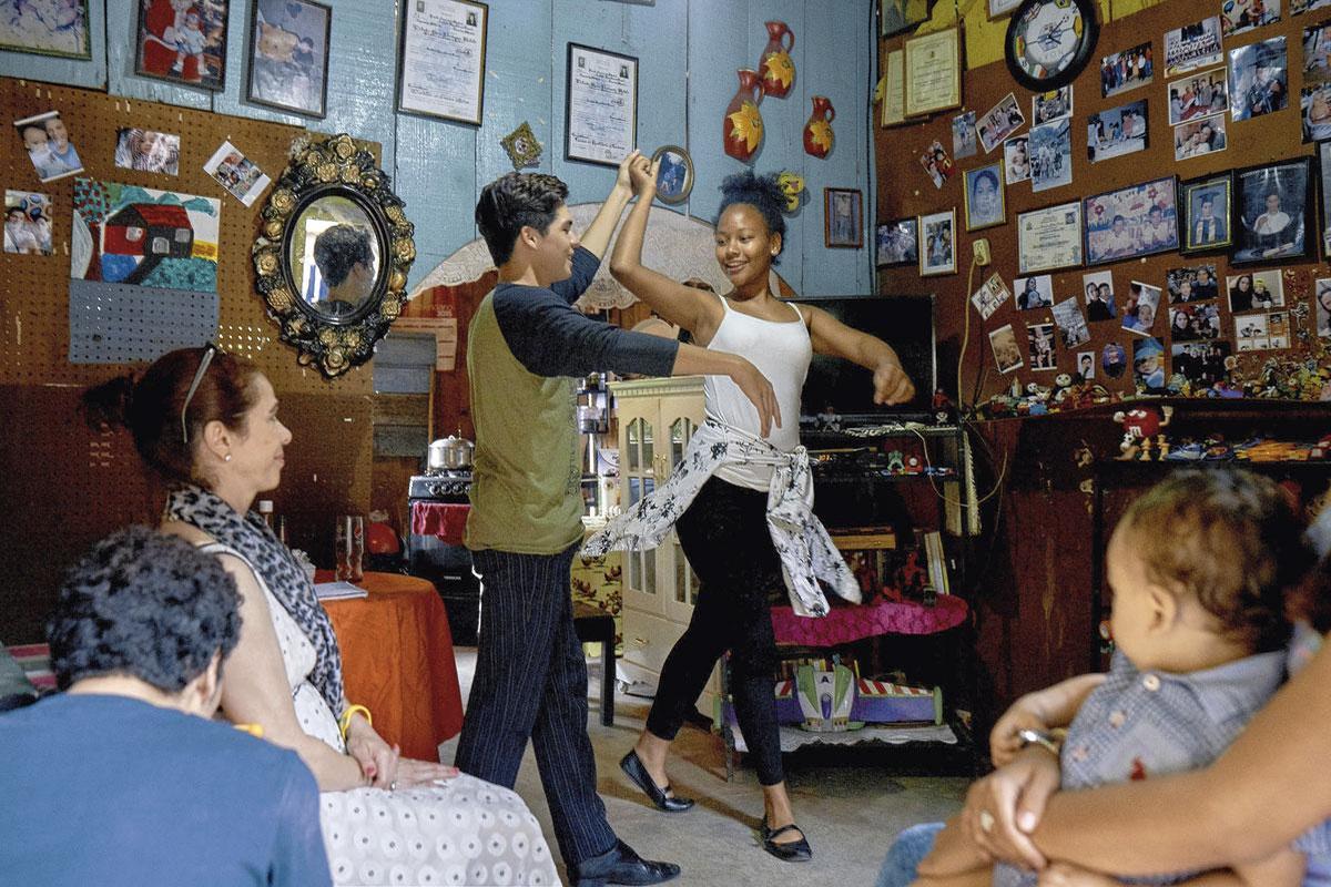 Darell Palencia, 17 ans, danse avec sa partenaire Luz Perez devant ses parents. L'adolescent, qui vit avec sa famille  dans un logement de taule et de carton, dit avoir trouvé  dans cette discipline la liberté qu'il n'a pas chez lui.