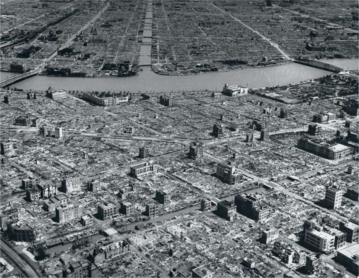 Vue aérienne de Tokyo après les multiples bombardements américains depuis novembre 1944, par les B-29, chargés de bombes incendiaires.