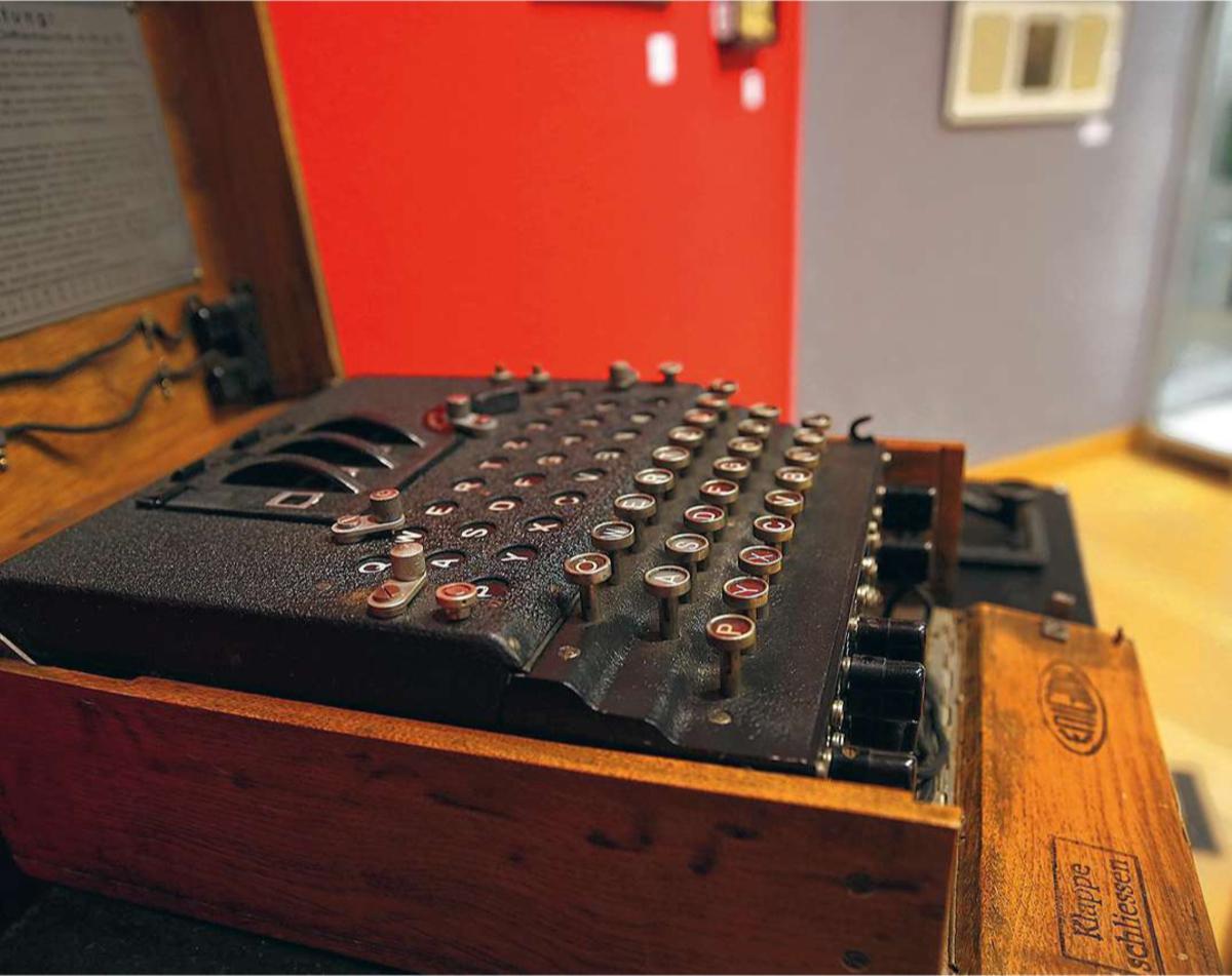 Enigma, la célèbre machine électromécanique portable servant au (dé)chiffrement de l'information nazie. En trouvant le moyen d'en décrypter les codes, Alan Turing a contribué à la victoire des Alliés et a aussi initié l'ère de l'informatique.