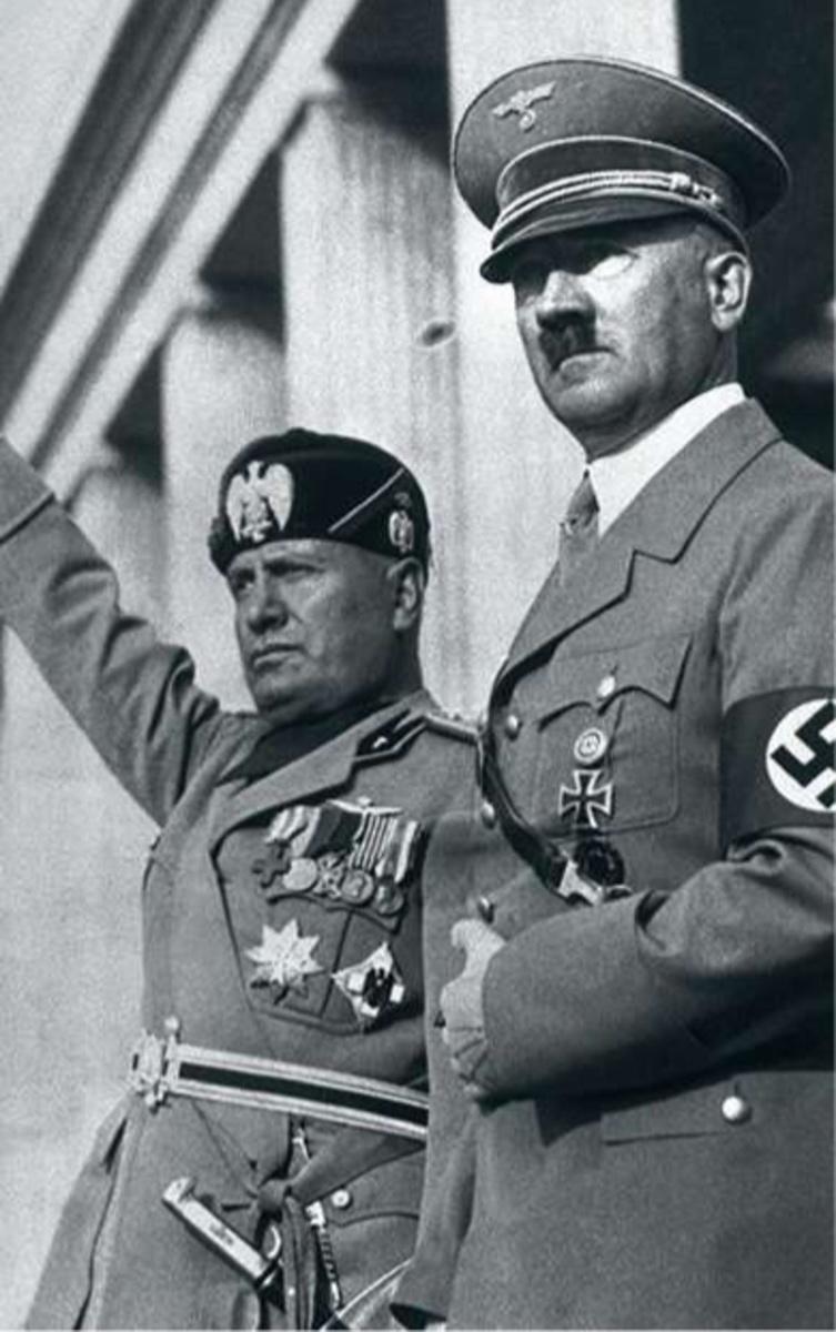 Benito Mussolini et Adolf Hitler, lors d'une parade organisée en Allemagne.