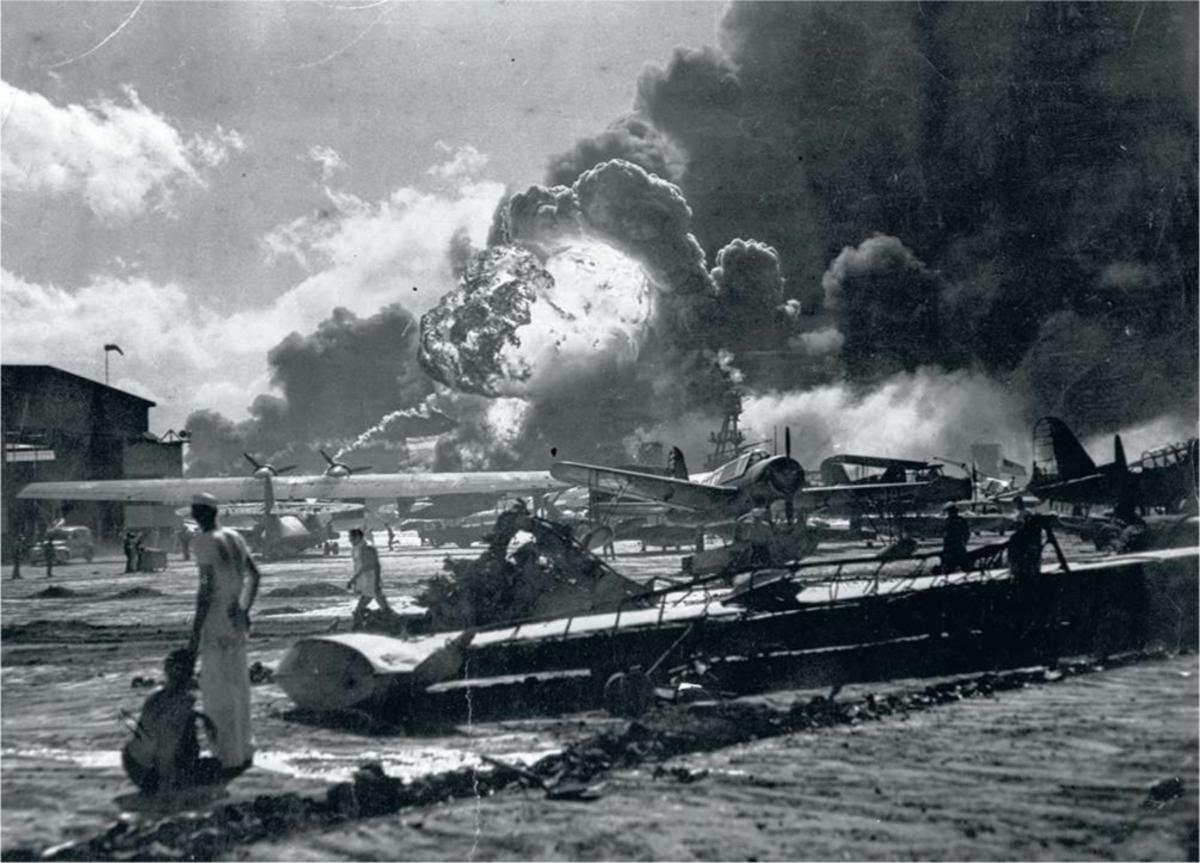 A Pearl Harbour, le USS Shaw, amarré à la Naval Air Station, à Ford Island, est frappé de plein fouet par les bombes japonaises.