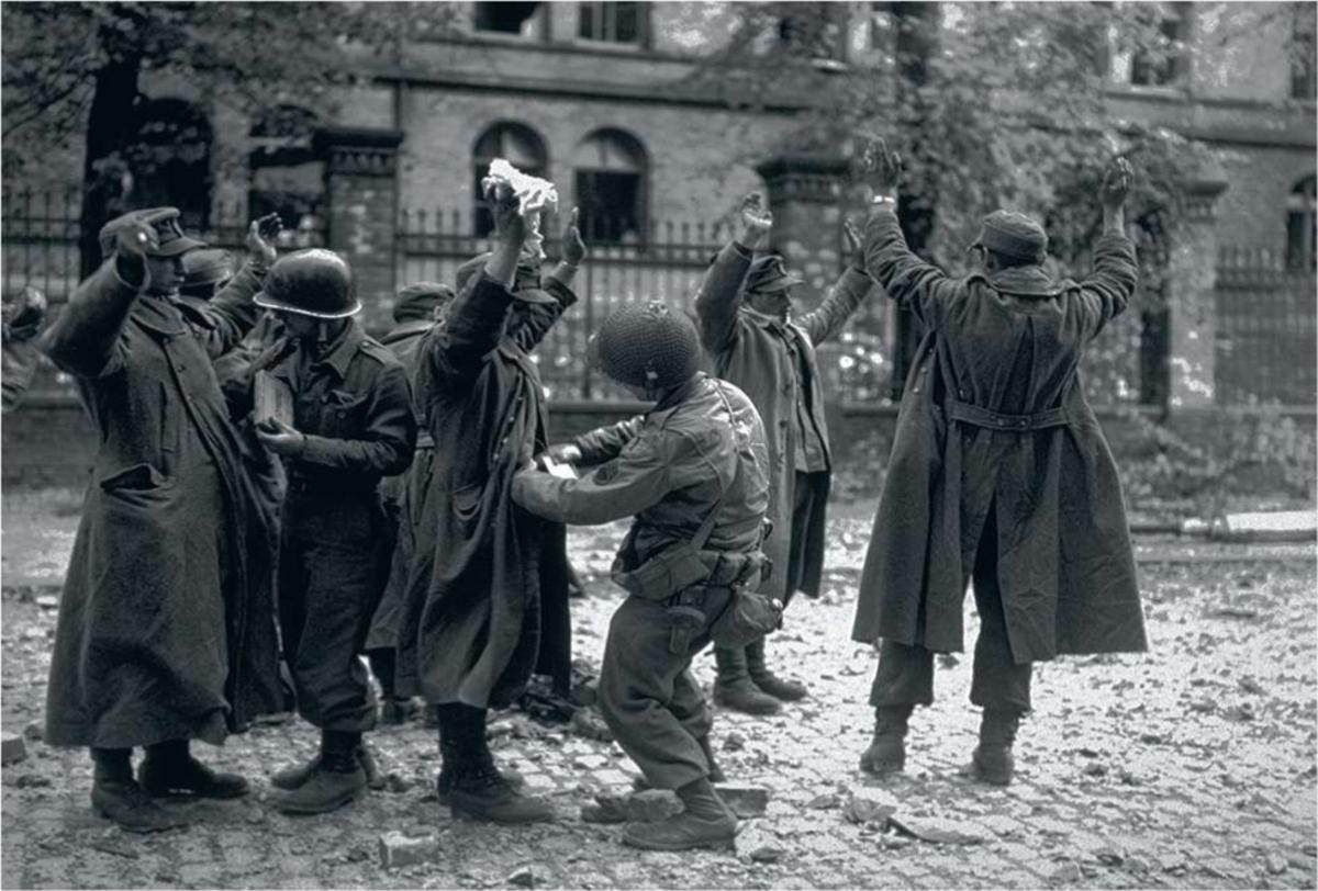 A Aix-la-Chapelle, des soldats allemands se rendent aux troupes américaines.