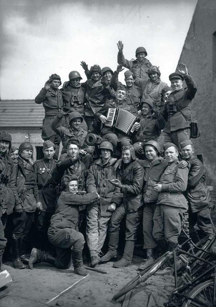 Mai 1945. Les troupes russes et américaines font leur jonction à Griebo, en Saxe-Anhalt.